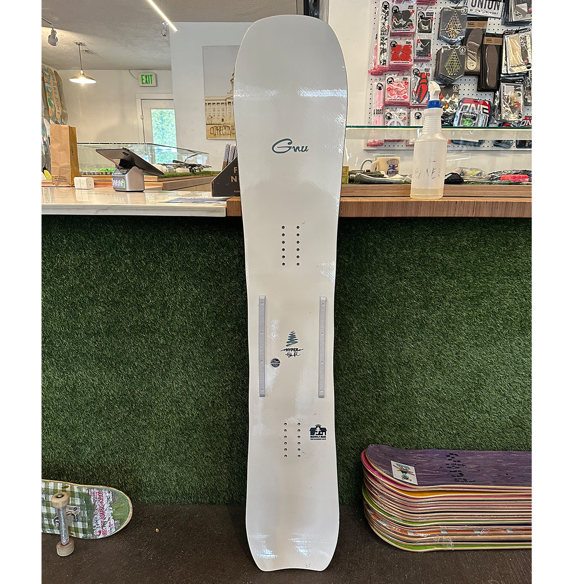GNU *DEMO* 2024 Hyper Snowboard - 154 - Directive Boardshop GNU *DEMO* 2024 Hyper Snowboard - 154 - Directive Boardshop